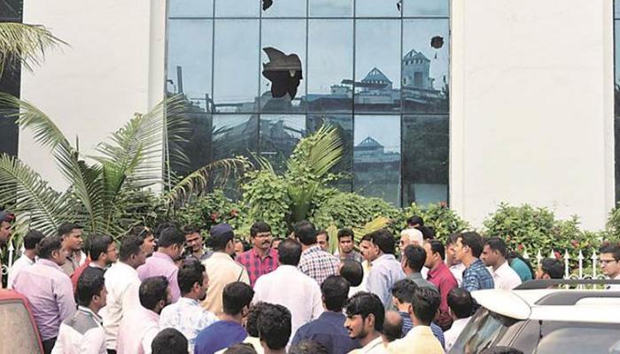 विरोध के बाद 'सामना' के कार्टूनिस्ट श्रीनिवास प्रभुदेसाई ने मांगी माफी विरोध के बाद 'सामना' के कार्टूनिस्ट श्रीनिवास प्रभुदेसाई ने मांगी माफी
