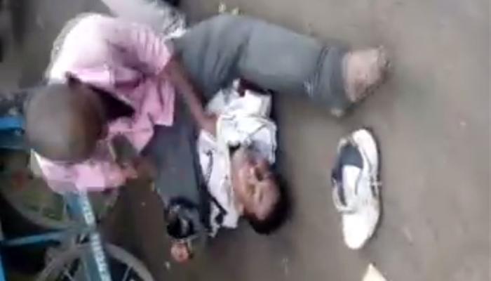 दबंग पुलिसवाला फ्री में मांगता था केले, दिव्यांग दुकानदार ने जमकर की धुनाई, देखें वीडियो दबंग पुलिसवाला फ्री में मांगता था केले, दिव्यांग दुकानदार ने जमकर की धुनाई, देखें वीडियो