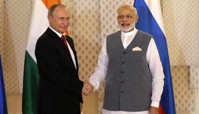 नई दिल्ली और मास्को के बीच 43,000 करोड़ रुपये के रक्षा सौदों पर हस्ताक्षर, भारत को मिलेगी S-400 वायु रक्षा प्रणाली नई दिल्ली और मास्को के बीच 43,000 करोड़ रुपये के रक्षा सौदों पर हस्ताक्षर, भारत को मिलेगी S-400 वायु रक्षा प्रणाली