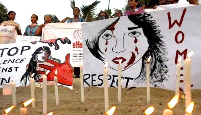 बेहद शर्मनाक! केरल पुलिस ने रेप पीड़िता से पूछा, 'किसने दिया ज्यादा मजा' बेहद शर्मनाक! केरल पुलिस ने रेप पीड़िता से पूछा, 'किसने दिया ज्यादा मजा'