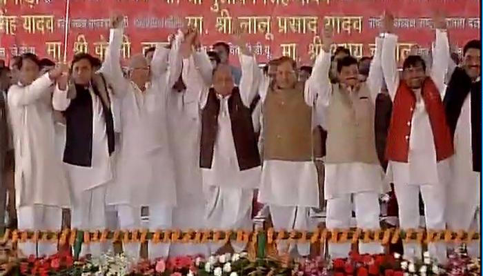 समाजवादी पार्टी के रजत जयंती समारोह में सीएम अखिलेश ने कहा, 'आपने मुझे तलवार भेंट की है, तलवार दोगे तो चलाएंगे ही' समाजवादी पार्टी के रजत जयंती समारोह में सीएम अखिलेश ने कहा, 'आपने मुझे तलवार भेंट की है, तलवार दोगे तो चलाएंगे ही'
