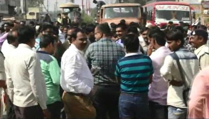 बड़े नोट बंद, किसानों ने किया चक्काजाम बड़े नोट बंद, किसानों ने किया चक्काजाम