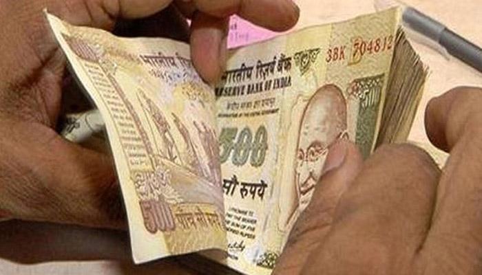 आज आधी रात से कहीं नहीं चलेंगे 500-1000 रुपये के पुराने नोट, कल से सिर्फ बैंकों में जमा और बदले जाएंगे आज आधी रात से कहीं नहीं चलेंगे 500-1000 रुपये के पुराने नोट, कल से सिर्फ बैंकों में जमा और बदले जाएंगे