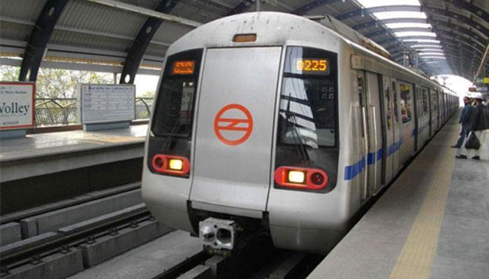 दिल्ली मेट्रो में कुल्हाड़ी लेकर घुसी महिला, हमले का प्रयास किया दिल्ली मेट्रो में कुल्हाड़ी लेकर घुसी महिला, हमले का प्रयास किया