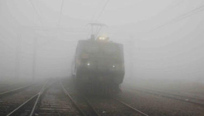 नए साल के दूसरे दिन ठिठुरन भरी सुबह, कोहरे के कारण देरी से चल रही हैं 53 ट्रेनें नए साल के दूसरे दिन ठिठुरन भरी सुबह, कोहरे के कारण देरी से चल रही हैं 53 ट्रेनें