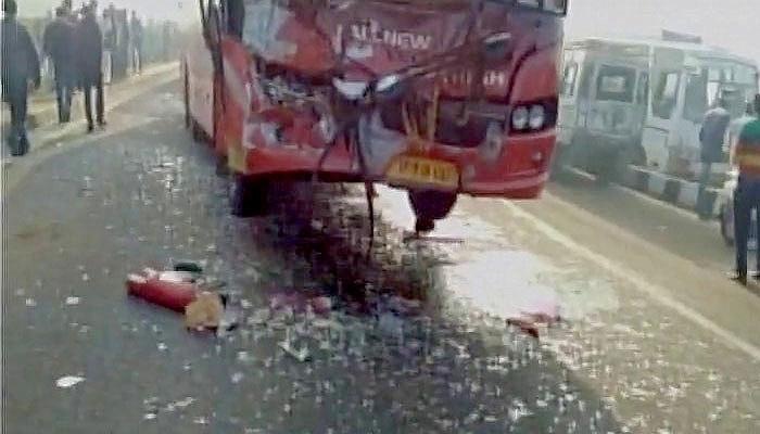 घने कोहरे के कारण जयपुर में 35 वाहन आपस में टकराये, एक की मौत, 45 अन्य घायल घने कोहरे के कारण जयपुर में 35 वाहन आपस में टकराये, एक की मौत, 45 अन्य घायल