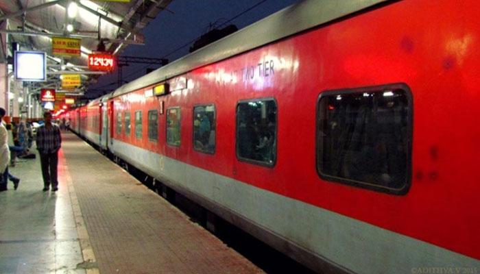 ऑनलाइन रेल टिकट हुई सस्ती, IRCTC के जरिये ई-बुकिंग पर नहीं लगेगा सर्विस टैक्स ऑनलाइन रेल टिकट हुई सस्ती, IRCTC के जरिये ई-बुकिंग पर नहीं लगेगा सर्विस टैक्स