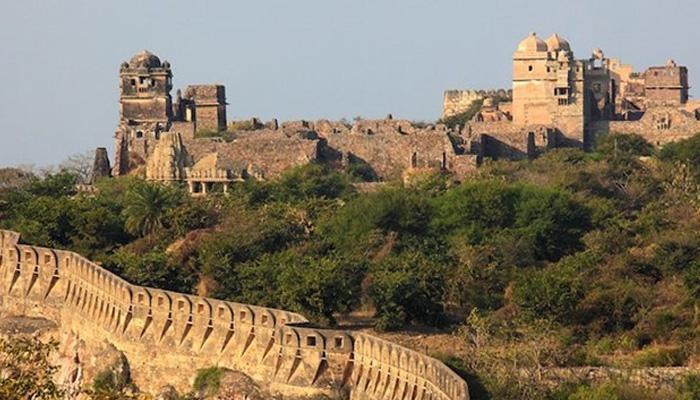 भंसाली से मारपीट के बाद अब पद्मिनी पैलेस में लगे आइनों को तोड़ा भंसाली से मारपीट के बाद अब पद्मिनी पैलेस में लगे आइनों को तोड़ा