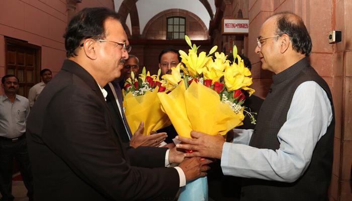 वित्त मंत्री अरुण जेटली ने रक्षा मंत्रालय का अतिरिक्त कार्यभार संभाला वित्त मंत्री अरुण जेटली ने रक्षा मंत्रालय का अतिरिक्त कार्यभार संभाला