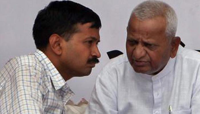 इवीएम पर केजरीवाल को नहीं मिला अन्ना हजारे का साथ, बोले-बैलेट पेपर की बात करना पीछे जाने जैसा है इवीएम पर केजरीवाल को नहीं मिला अन्ना हजारे का साथ, बोले-बैलेट पेपर की बात करना पीछे जाने जैसा है