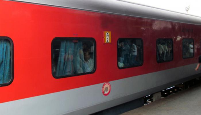 अब मेल या एक्सप्रेस के किराए पर करें राजधानी और शताब्दी में सफर अब मेल या एक्सप्रेस के किराए पर करें राजधानी और शताब्दी में सफर