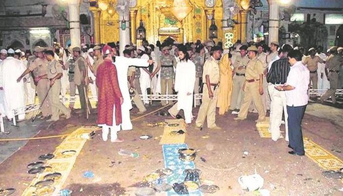 2007 अजमेर दरगाह विस्फोट: कोर्ट ने दोषियों को सुनाई उम्रकैद की सजा, तीन लोगों की हुई थी मौत 2007 अजमेर दरगाह विस्फोट: कोर्ट ने दोषियों को सुनाई उम्रकैद की सजा, तीन लोगों की हुई थी मौत