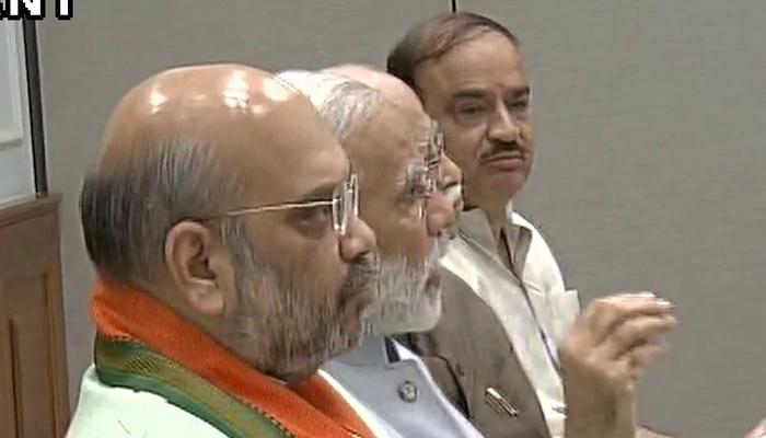 गुजरात और राजस्थान के सांसदों से नाश्ते पर मिले PM मोदी, कहा- गरीबों की झोपड़ी में गुजारें रात गुजरात और राजस्थान के सांसदों से नाश्ते पर मिले PM मोदी, कहा- गरीबों की झोपड़ी में गुजारें रात