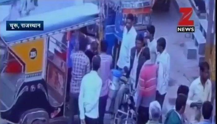 सड़क पर झगड़े में ऑटोड्राइवर की हत्या, CCTV वीडियो में कैद हुई वारदात सड़क पर झगड़े में ऑटोड्राइवर की हत्या, CCTV वीडियो में कैद हुई वारदात