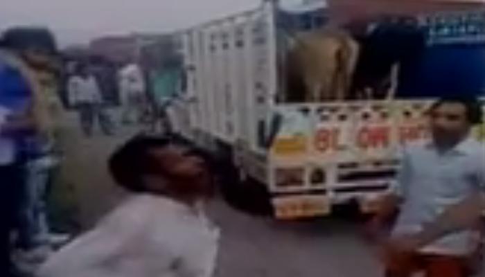 Watch Video: अलवर में गो- तस्करी के आरोप में हुई पिटाई से एक की मौत Watch Video: अलवर में गो- तस्करी के आरोप में हुई पिटाई से एक की मौत
