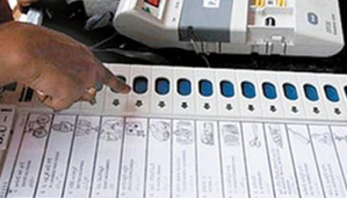 केजरीवाल ने ईवीएम पर फिर उठाया सवाल, EC ने कहा- नहीं की जा सकती गड़बड़ी केजरीवाल ने ईवीएम पर फिर उठाया सवाल, EC ने कहा- नहीं की जा सकती गड़बड़ी