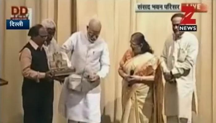 PM मोदी से सीखिए 'साफ-सफाई', लोकार्पण के बाद किताब के रैपर को रखा जेब में, WATCH VIDEO PM मोदी से सीखिए 'साफ-सफाई', लोकार्पण के बाद किताब के रैपर को रखा जेब में, WATCH VIDEO