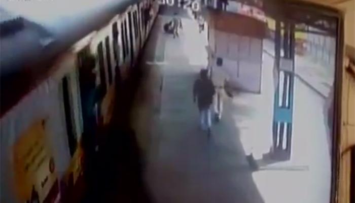 चलती ट्रेन में चढ़ते वक्त हुआ फिसला पांव, CCTV फुटेज में देखिए आगे क्या हुआ ? चलती ट्रेन में चढ़ते वक्त हुआ फिसला पांव, CCTV फुटेज में देखिए आगे क्या हुआ ?