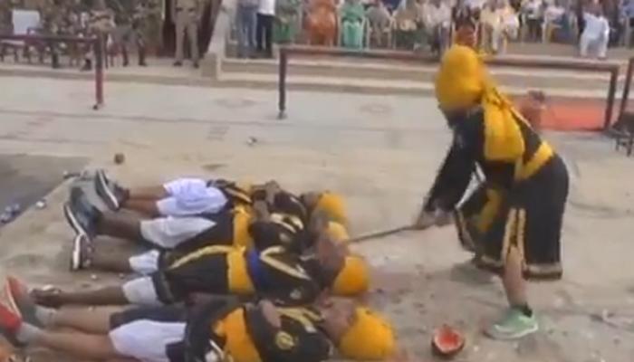 वाघा बॉर्डर पर जिस तरह से मनाया गया बैसाखी पर्व, आप देखकर दांतों तले दबा लेंगे उंगलियां वाघा बॉर्डर पर जिस तरह से मनाया गया बैसाखी पर्व, आप देखकर दांतों तले दबा लेंगे उंगलियां