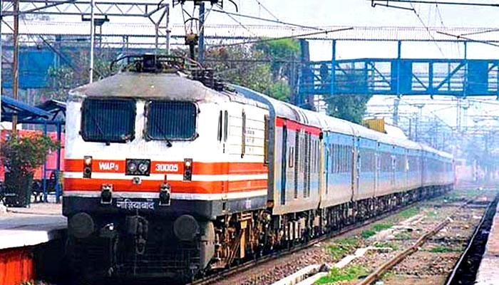 गजब हाल: Train को बीच पटरी पर छोड़कर नहाने चला गया ट्रेन ड्राइवर! गजब हाल: Train को बीच पटरी पर छोड़कर नहाने चला गया ट्रेन ड्राइवर!