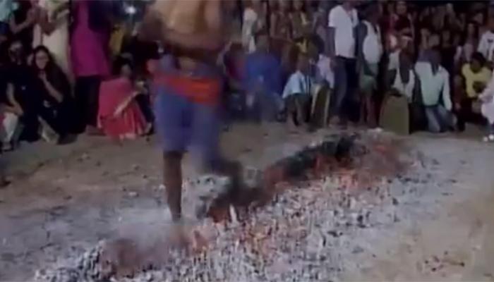 रांची में आस्था का अनोखा रूप, दहकते अंगारों पर दौड़ते लोग, देखे Video रांची में आस्था का अनोखा रूप, दहकते अंगारों पर दौड़ते लोग, देखे Video