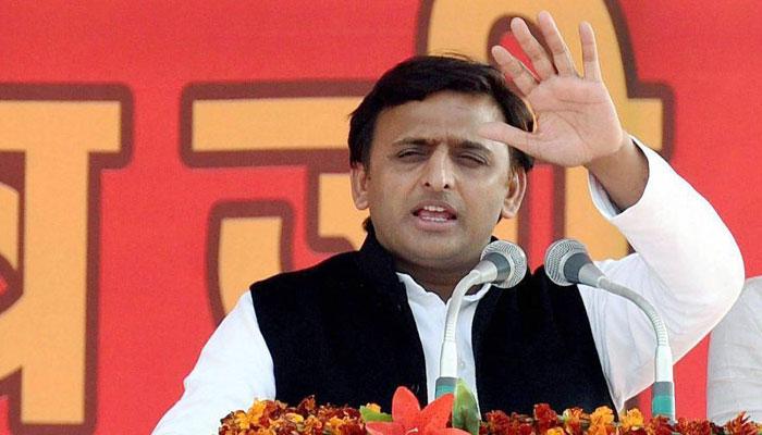 अखिलेश ने कहा- भगवा रंग वालों को पुलिस की पिटाई और थानों पर बलवा करने का लाइसेंस मिल गया है अखिलेश ने कहा- भगवा रंग वालों को पुलिस की पिटाई और थानों पर बलवा करने का लाइसेंस मिल गया है