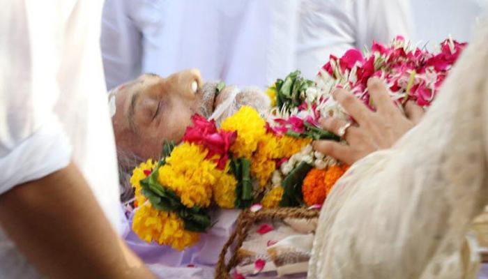 'मुकद्दर के सिकंदर' विनोद खन्ना का अंतिम संस्कार, अमिताभ, गुलजार के साथ फैंस ने दी विदाई 'मुकद्दर के सिकंदर' विनोद खन्ना का अंतिम संस्कार, अमिताभ, गुलजार के साथ फैंस ने दी विदाई
