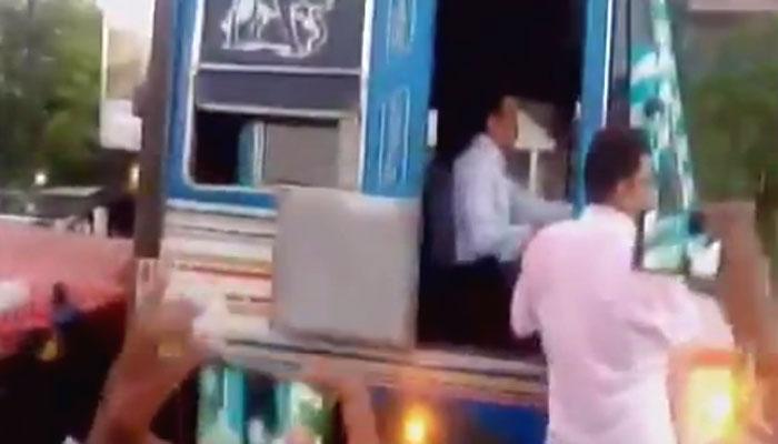 जब ट्रैफिक जाम खुलवाने के लिए मंत्री ने खुद चलाया ट्रक जब ट्रैफिक जाम खुलवाने के लिए मंत्री ने खुद चलाया ट्रक