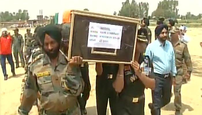 शहीदों के शव से बर्बरता पर भारतीय DGMO ने पाकिस्तानी समकक्ष से जताया कड़ा विरोध शहीदों के शव से बर्बरता पर भारतीय DGMO ने पाकिस्तानी समकक्ष से जताया कड़ा विरोध