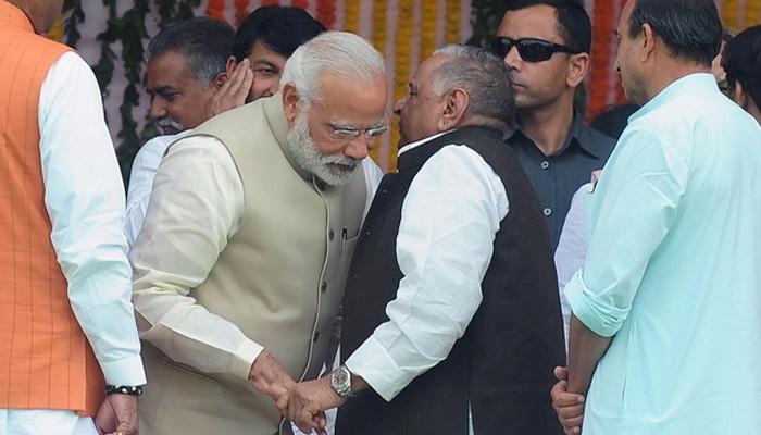 मुलायम ने पीएम मोदी के कान में क्या कहा था? अखिलेश ने खोला राज मुलायम ने पीएम मोदी के कान में क्या कहा था? अखिलेश ने खोला राज