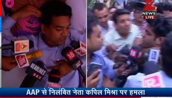 भूख हड़ताल पर बैठे कपिल मिश्रा पर एक शख्स ने किया हमला, हमलावर को पुलिस ने किया गिरफ्तार भूख हड़ताल पर बैठे कपिल मिश्रा पर एक शख्स ने किया हमला, हमलावर को पुलिस ने किया गिरफ्तार