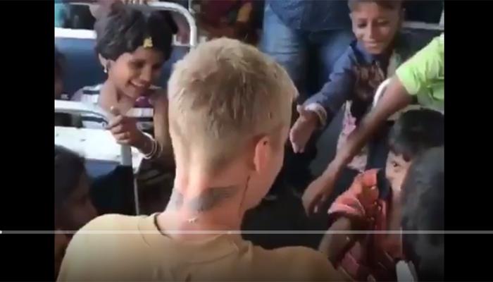 जस्टिन बीबर ने कॉन्सर्ट से पहले मुंबई की लोकल बस में स्लम के बच्चों के साथ की मस्ती, देखिए वीडियो जस्टिन बीबर ने कॉन्सर्ट से पहले मुंबई की लोकल बस में स्लम के बच्चों के साथ की मस्ती, देखिए वीडियो