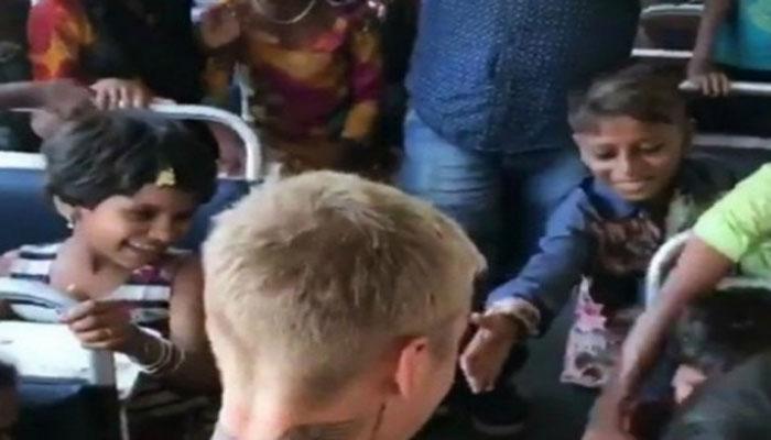 VIDEO : जब जस्टिन बीबर को देख यो यो हनी सिंह चिल्लाने लगे बच्चे VIDEO : जब जस्टिन बीबर को देख यो यो हनी सिंह चिल्लाने लगे बच्चे