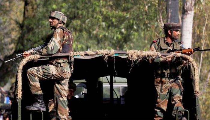 J&K: पुलवामा के त्राल में सेना के गश्ती दल पर आतंकी हमला, पूरे इलाके को घेरा गया J&K: पुलवामा के त्राल में सेना के गश्ती दल पर आतंकी हमला, पूरे इलाके को घेरा गया