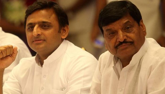 यूपी विधानसभा का पहला दिन: चाचा शिवपाल और भतीजे अखिलेश ने नजरें मिलाने से भी परहेज किया यूपी विधानसभा का पहला दिन: चाचा शिवपाल और भतीजे अखिलेश ने नजरें मिलाने से भी परहेज किया