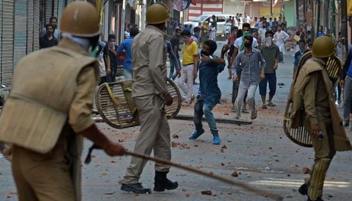 जम्मू कश्मीर: कॉलेज छात्रों से पुलिस की झड़प, पथराव में पुलिस के दो जवान घायल जम्मू कश्मीर: कॉलेज छात्रों से पुलिस की झड़प, पथराव में पुलिस के दो जवान घायल
