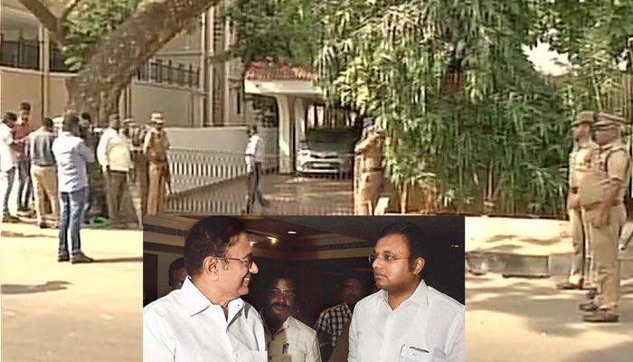 एयरसेल-मैक्सिस डील में CBI की बड़ी कार्रवाई, चिदंबरम और उनके बेटे कार्ति के घर छापेमारी एयरसेल-मैक्सिस डील में CBI की बड़ी कार्रवाई, चिदंबरम और उनके बेटे कार्ति के घर छापेमारी