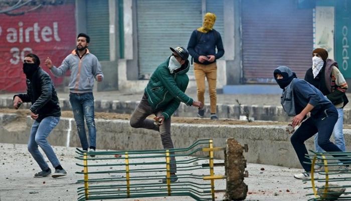 J&K: कुलगाम कॉलेज छात्रों की सुरक्षाबलों पर पत्थरबाज़ी, झड़प में 12 से ज़्यादा छात्र ज़ख्मी J&K: कुलगाम कॉलेज छात्रों की सुरक्षाबलों पर पत्थरबाज़ी, झड़प में 12 से ज़्यादा छात्र ज़ख्मी