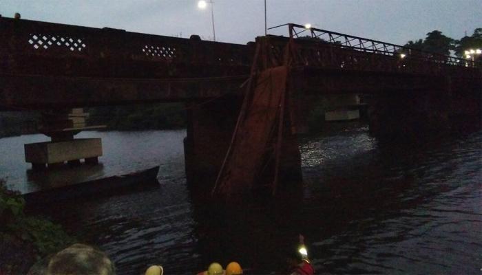 गोवाः नदी पर बना पुल ढहने से दो की मौत, 30 लापता, रेस्क्यू ऑपरेशन जारी गोवाः नदी पर बना पुल ढहने से दो की मौत, 30 लापता, रेस्क्यू ऑपरेशन जारी