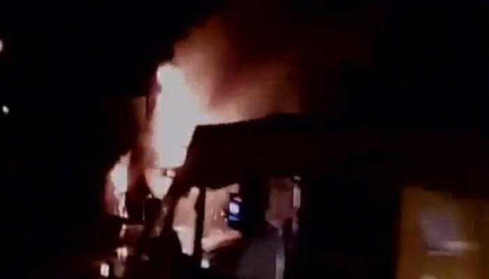 दिल्ली: DTC के AC बस में लगी आग, बाल बाल बचे पैसेंजर्स, WATCH VIDEO दिल्ली: DTC के AC बस में लगी आग, बाल बाल बचे पैसेंजर्स, WATCH VIDEO