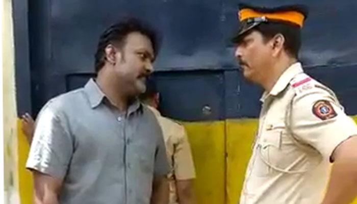 जेल में बंद महाराष्ट्र के MLA की पुलिस को धमकी, मैं कौन हूं तुम नहीं जानते VIDEO जेल में बंद महाराष्ट्र के MLA की पुलिस को धमकी, मैं कौन हूं तुम नहीं जानते VIDEO