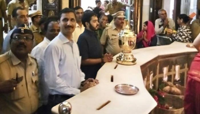 आशीर्वाद लेने के लिए IPL ट्रॉफी को मुंबई के सिद्धिविनायक मंदिर लाया गया! आशीर्वाद लेने के लिए IPL ट्रॉफी को मुंबई के सिद्धिविनायक मंदिर लाया गया!