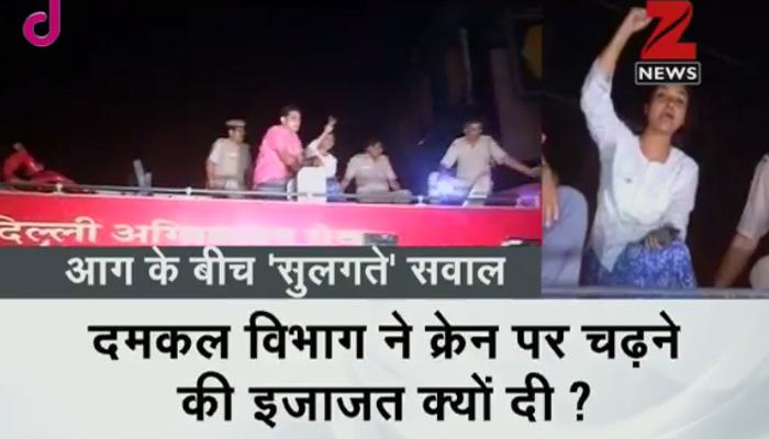 क्रेन पर घंटों चढ़ी रहीं AAP विधायक अलका लांबा, जानिए क्या है मामला? क्रेन पर घंटों चढ़ी रहीं AAP विधायक अलका लांबा, जानिए क्या है मामला?
