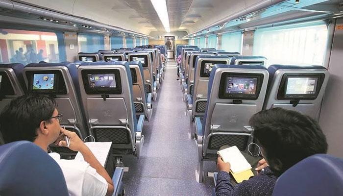 'तेजस' एक्सप्रेस पहले सफर में ही चोरी हुए हेडफोन, LED स्क्रीन को भी पहुंचाया नुकसान 'तेजस' एक्सप्रेस पहले सफर में ही चोरी हुए हेडफोन, LED स्क्रीन को भी पहुंचाया नुकसान