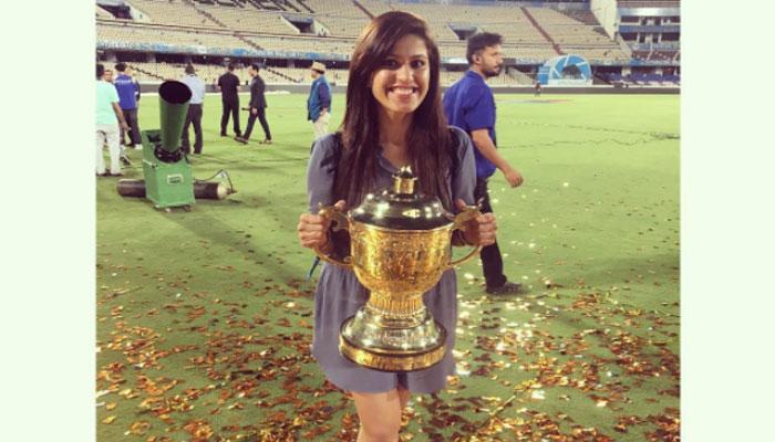 मुंबई की जीत के बाद IPL-10 ट्रॉफी के साथ नजर आई 'मिस्ट्री गर्ल' है इस भारतीय खिलाड़ी की गर्लफ्रेंड मुंबई की जीत के बाद IPL-10 ट्रॉफी के साथ नजर आई 'मिस्ट्री गर्ल' है इस भारतीय खिलाड़ी की गर्लफ्रेंड