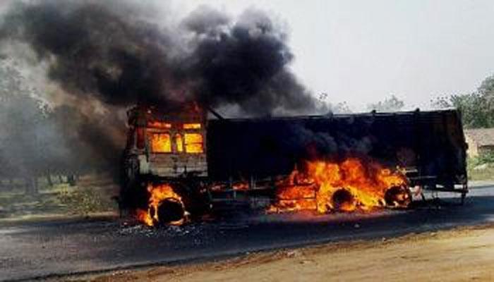 राजस्थान में गौरक्षकों ने गोवंश मुक्त कराने के बाद ट्रक में आग लगाई राजस्थान में गौरक्षकों ने गोवंश मुक्त कराने के बाद ट्रक में आग लगाई