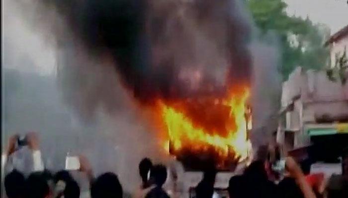 बिहार: पटना से शेखपुरा जा रही बस में अचानक आग लगी, आठ व्यक्तियों की ज़िंदा जलकर मौत बिहार: पटना से शेखपुरा जा रही बस में अचानक आग लगी, आठ व्यक्तियों की ज़िंदा जलकर मौत
