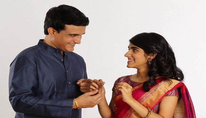 PICS : सचिन की सारा के मॉडर्न लुक के बाद 'दादा' की बेटी का 'देसी लुक' हुआ वायरल PICS : सचिन की सारा के मॉडर्न लुक के बाद 'दादा' की बेटी का 'देसी लुक' हुआ वायरल