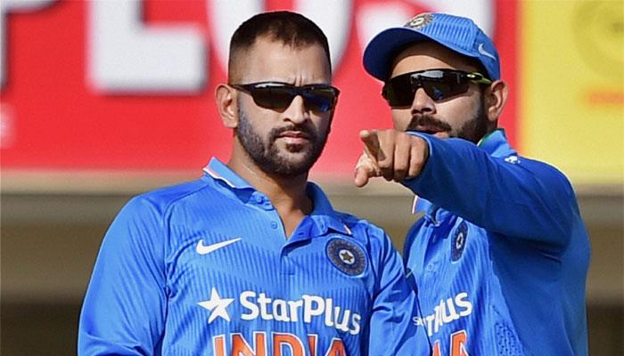 Image result for धोनी ने उठाया विराट