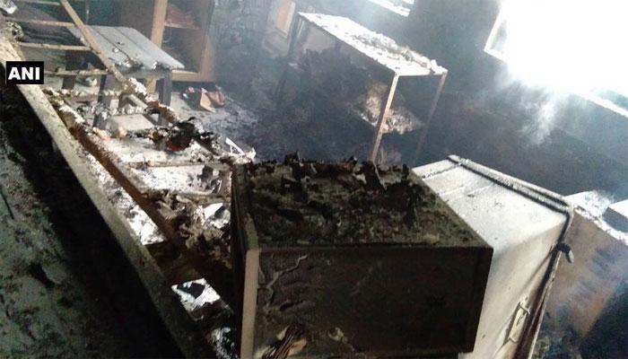 झारखंड में नक्सली हमला, डुमरी बिहार स्टेशन पर ट्रेन के इंजन में लगाई आग झारखंड में नक्सली हमला, डुमरी बिहार स्टेशन पर ट्रेन के इंजन में लगाई आग